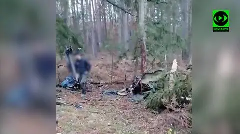 Auto uderzyło w drzewo. Kierowca wypadł z samochodu	