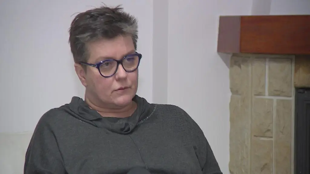 Weszło sześciu panów w kamizelkach odblaskowych z napisem policja