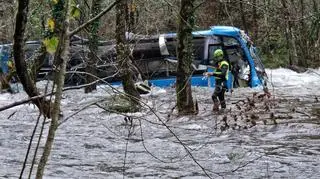 Ratownicy poszukują ofiar wypadku autokaru, który spadł do rzeki w gminie Cerdedo-Cotobade