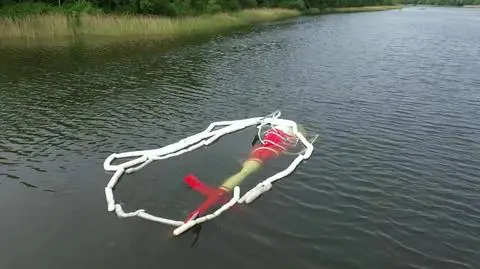 Przygotowania do wyciągnięcia samolotu z wody