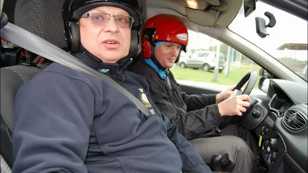 Pilot i niewidomy kierowca (w czerwonym kasku) 