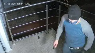 Mężczyzna miał na sobie szaro-niebieski sweter lub bluzę