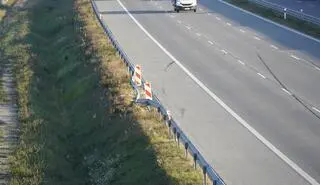 Miejsce uderzenia samochodu kia o barierki