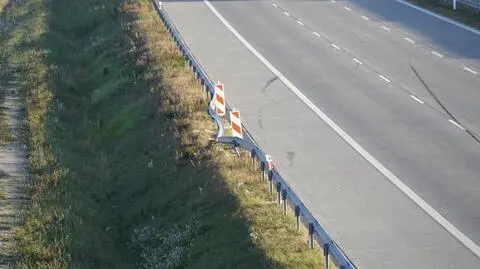 Miejsce uderzenia samochodu kia o barierki