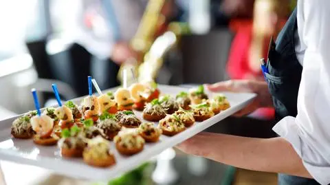 kelner gastronomia bar restauracja catering shutterstock_333578117