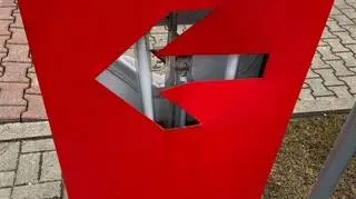 Wandale uderzali też w słupek informujący o kierunku jazdy przy jednej ze stacji paliw
