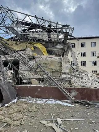 Zniszczony szpital w mieście Izium 