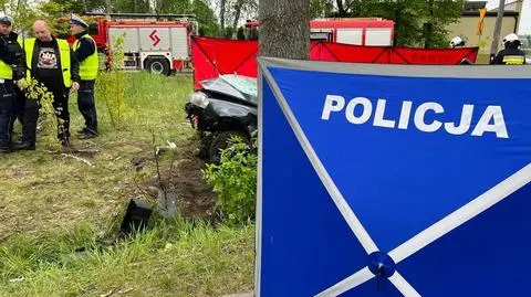 Uderzyli w drzewo. Kierowca i siedzący obok pasażer zginęli, trzy osoby trafiły do szpitali