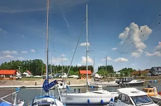 Łodzią płynęli dziadkowie z wnukiem 