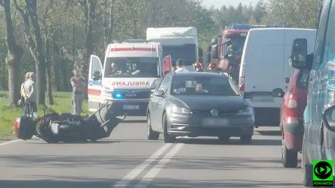 Od betonowozu odpadła rynna. Wjechał w nią motocyklista, trafił do szpitala