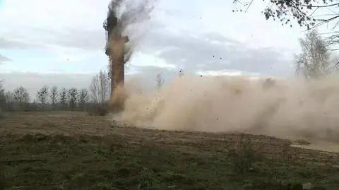 Wysadzili 65-metrowy komin po starej mleczarni.  Potrzebnych było 90 lasek dynamitu