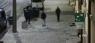 Przewrócił przenośną toaletę w centrum miasta. Dostał mandat i musiał ją podnieść