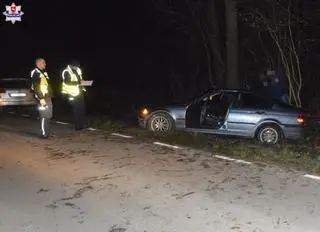 21-latek nie zatrzymał się do policyjnej kontroli, uciekając przed radiowozem staranował ogrodzenie i wjechał do rowu