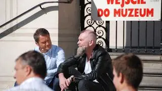 Na schodach siedziało się mniej wygodnie