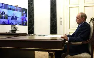 Putin w czasie narady z przedstawicielami rządu 