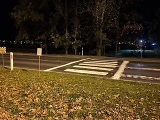 
Mieszkańcy od lat bezskutecznie prosili o wyznaczenia przejścia. Namalowali je sami