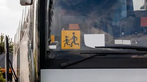 Bus do przewozu dzieci wpadł do rowu i przewrócił się na bok