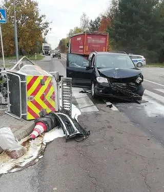 Kierowca auta najechał na tył maszyny do malowania pasów 