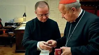 Ksiądz Mirosław Król i kardynał Stanisław Dziwisz