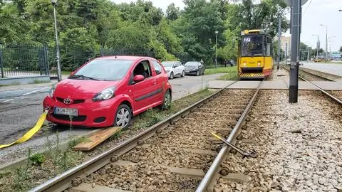 Samochód zsunął się na krawężnik i zablokował torowisko