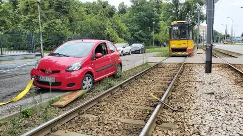 Zaparkował tak niefortunnie, że auto zsunęło się na torowisko i blokowało przejazd tramwajom