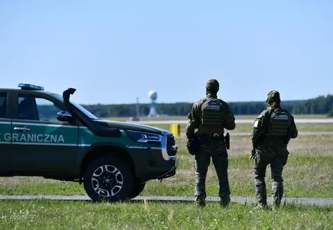 Krewny przywiózł jej dokument innej osoby, razem chcieli lecieć do Barcelony