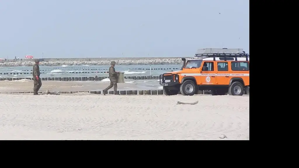 Działania służb na plaży w Ustce 