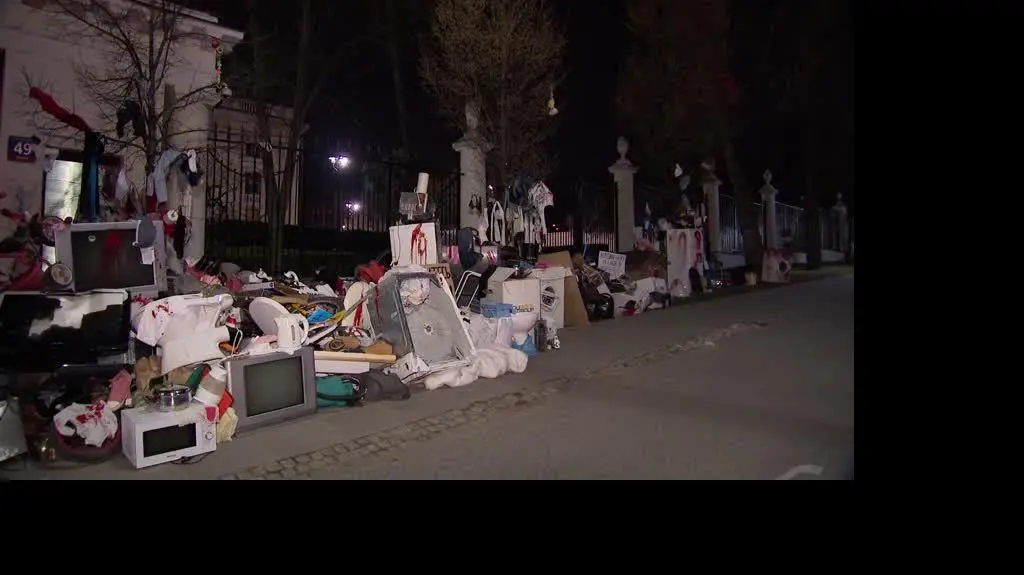 1304N353V SMIECI AMBASADA