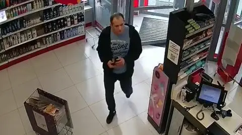 Policja poszukuje mężczyzny ze zdjęcia. "Ukradł drogie perfumy z drogerii i pobił ochroniarza"