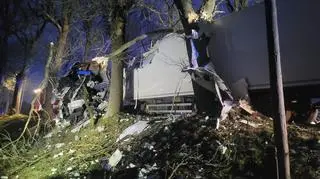 samochód ciężarowy uderzył w drzewo. Bęczno