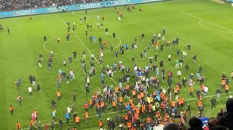 Kibice wtargnęli na boisko. Piłkarze uciekali w popłochu