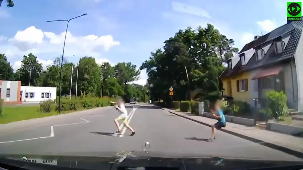 Chłopcy wbiegli przed maskę samochodu