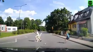 Chłopcy wbiegli przed maskę samochodu