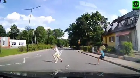 Chłopcy wbiegli przed maskę samochodu