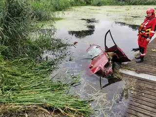 Brześć Kujawski. Samochód osobowy wjechał do rzeki