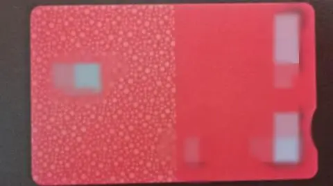 Kobieta płaciła za zakupy kartą zmarłej matki. Grozi jej osiem lat więzienia