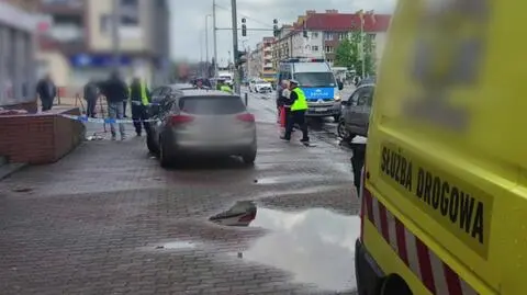 Policyjny pościg. Kierowca uderzył w nieoznakowany radiowóz i schody do banku