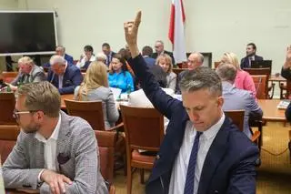 Obrady komisji sejmowej w sprawie pomocy po katastrofie w Odrze