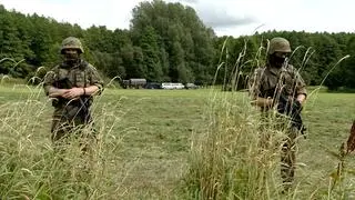Straż blokuje przejście do obozowiska migrantów przy granicy
