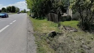 Zniszczony płot posesji obok skrzyżowania w Dobrej 