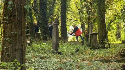 Posprzątali stary poniemiecki cmentarz. "Żywa lekcja historii"