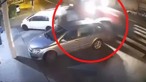 Zamiast orać pole, zaorał samochody. Nagranie