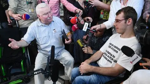 Polska i Świat. Lech Wałęsa u protestujących