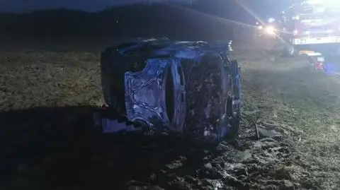 Samochód dachował, pojawił się ogień. "Strażacy znaleźli zwęglone ciało"