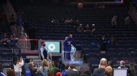 Jest o krok od rekordu rzutów za trzy punkty. Trafia nawet z trybun