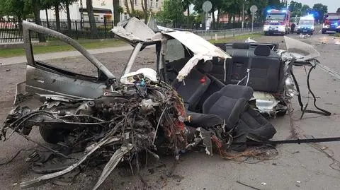 Uderzył w drzewa, auto rozpadło się na kilka części. Kierowca zginął na miejscu