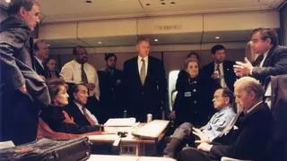 Senator Joe Biden (prawy dolny róg) towarzyszy prezydentowi Billowi Clintonowi podczas podróży do Bośni, grudzień 1997 rok