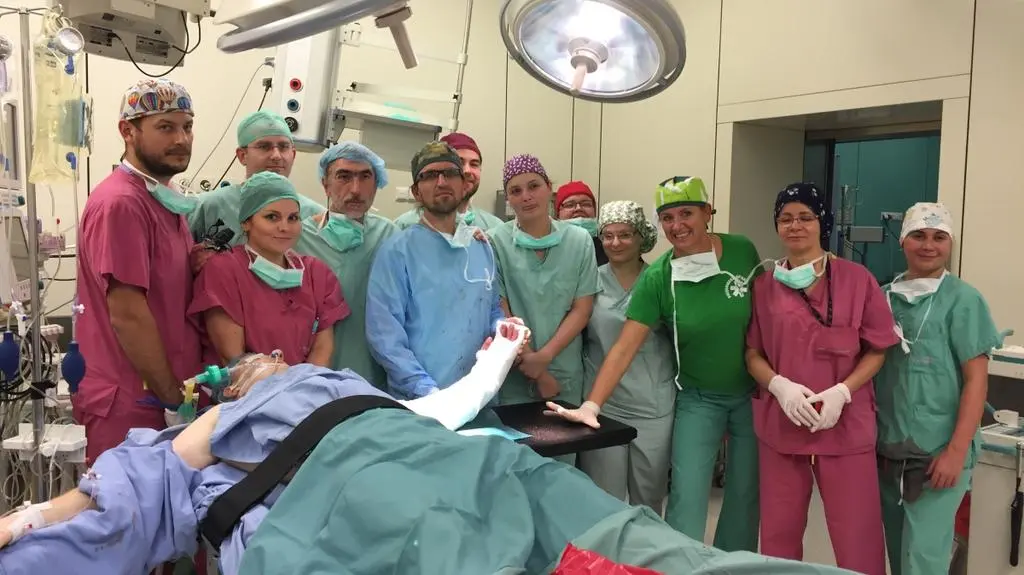 Urodził się bez dłoni. Teraz przeszczepili mu ją lekarze. Pierwsza taka operacja na świecie