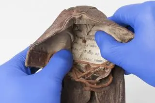 W bucie na wystawie znaleziono napis