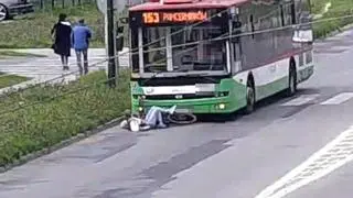 Rowerzystka wjechała wprost pod trolejbus. Później upadła na jezdnię 